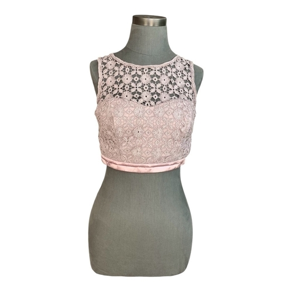 Women Top SEQUIN HEARTS Pink Crochet Lace Bandeau Sequin Sleeveless Cropped Top - Picture 2 of 6